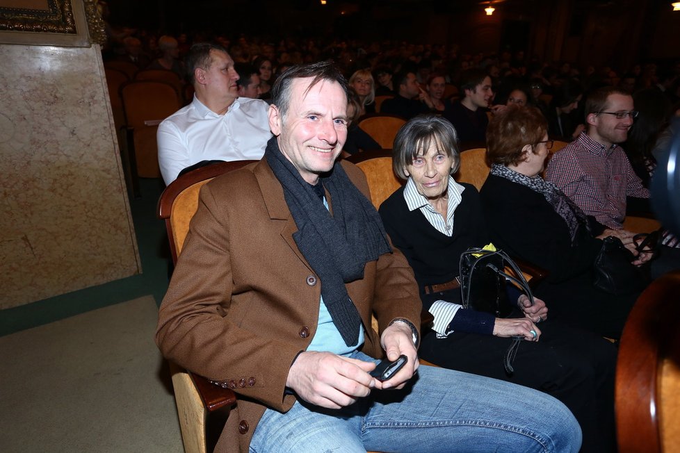 Marian Roden vyvedl na premiéru maminku a oba se skvěle bavili.