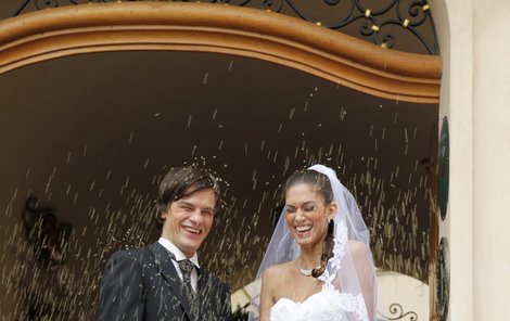 »Ženich« a »nevěsta« si vyzkoušeli, jaké to je projít rýžovým deštěm.