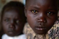 V Jižním Súdánu a Keni přibývá sňatků nezletilých dívek. „I za čtyři kozy“