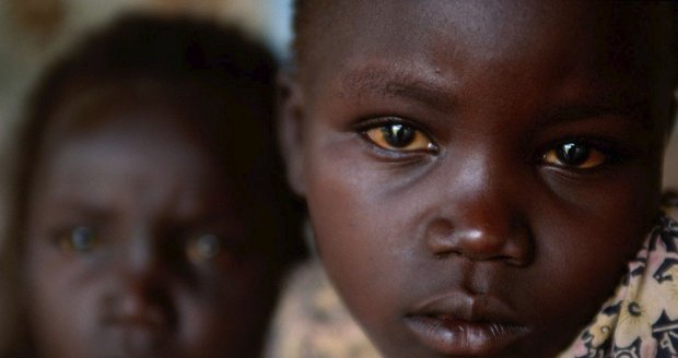 V Jižním Súdánu a Keni přibývá sňatků nezletilých dívek. „I za čtyři kozy“