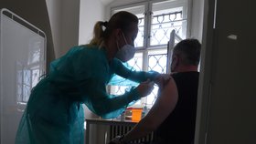 V zámku v Kravařích na Opavsku bylo otevřeno nové očkovací místo proti koronaviru (31. 3. 2021).
