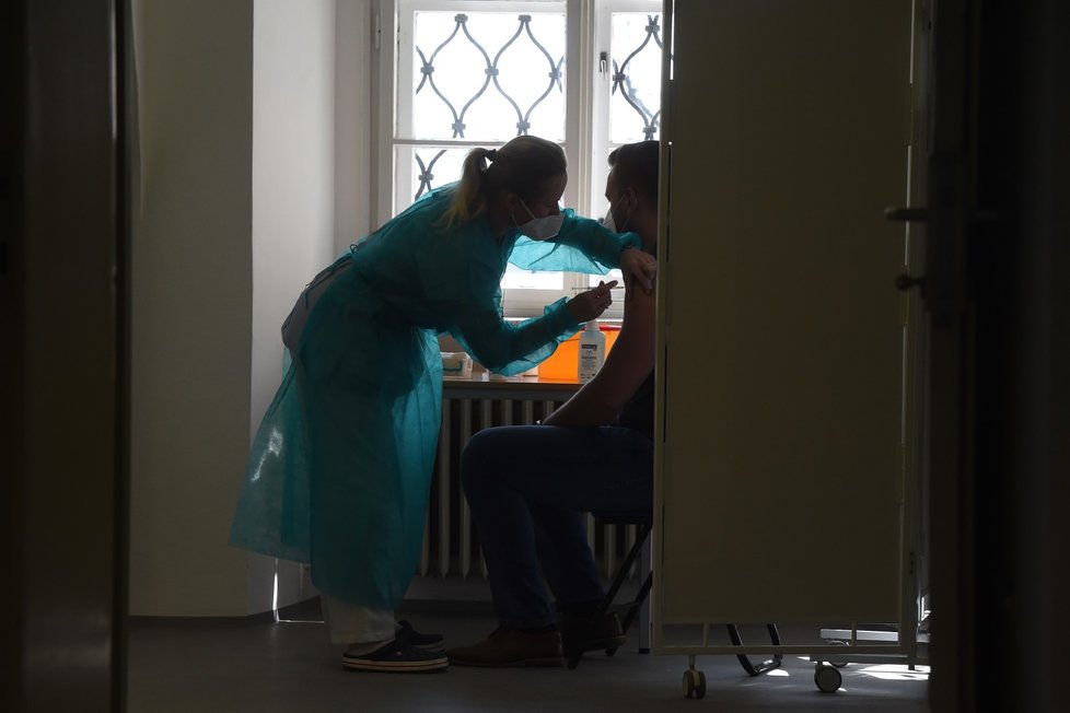 V zámku v Kravařích na Opavsku bylo otevřeno nové očkovací místo proti koronaviru (31. 3. 2021)