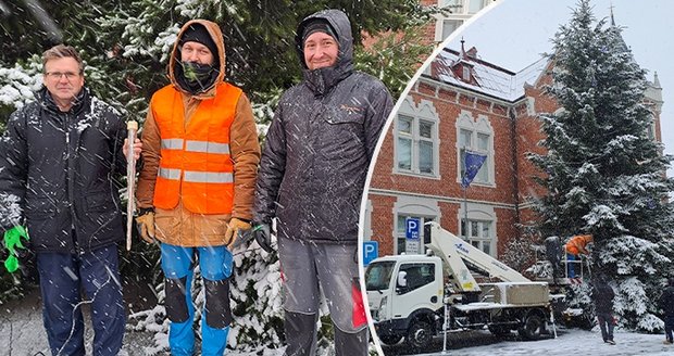 Leo Peterek (59, vlevo) a jeho syn Patrik (30, uprostřed) mají v Kravařích na starosti Vánoce. Letos jim pomáhá kolega Aleš Berger.