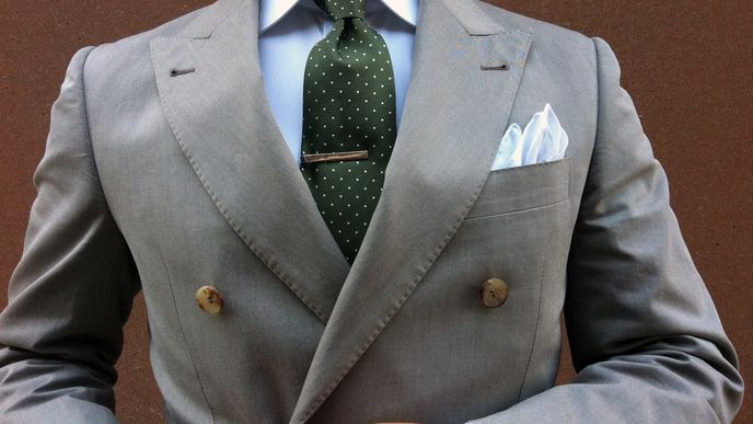 Kravata je zásadní součást pánského šatníku.