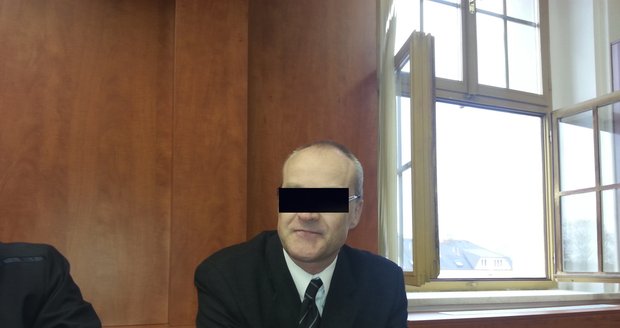 Bývalý primář domažlické chirurgie Michal K. čelí obvinění z podvodu při krevní zkoušce na alkohol.
