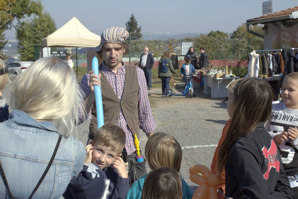 Opravuje se chátrající areál autoservisu na konci Rybkovy ulice a celkově je zkulturňován park Kraví hora.