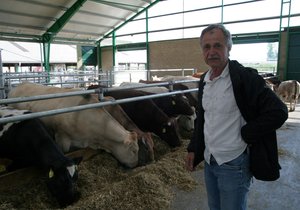 Ředitel školního zemědělského družstva Mendelu v Žabčicích Radomil Měřínský.