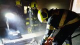 Panika v Krči: Hořela výšková kancelářská budova. Hasiči rozebrali kus střechy