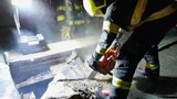Panika v Krči: Hořela výšková kancelářská budova. Hasiči rozebrali kus střechy