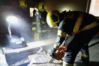 Panika v Krči: Hořela výšková kancelářská budova. Hasiči rozebrali kus střechy