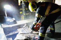 Panika v Krči: Hořela výšková kancelářská budova. Hasiči rozebrali kus střechy