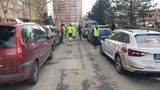 Náklaďák v Krči kosil jedno auto za druhým! V úzké ulici jich poškodil 13