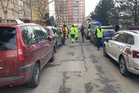 Náklaďák v Krči kosil jedno auto za druhým! V úzké ulici jich poškodil 13