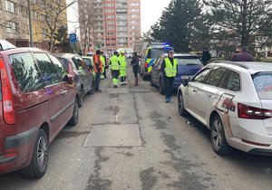 Řidič v Krči naboural 13 aut.