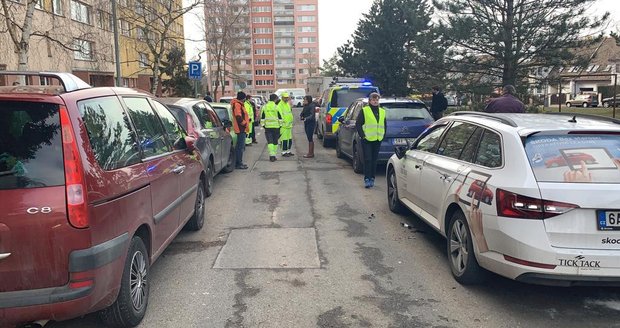 Náklaďák v Krči kosil jedno auto za druhým! V úzké ulici jich poškodil 13