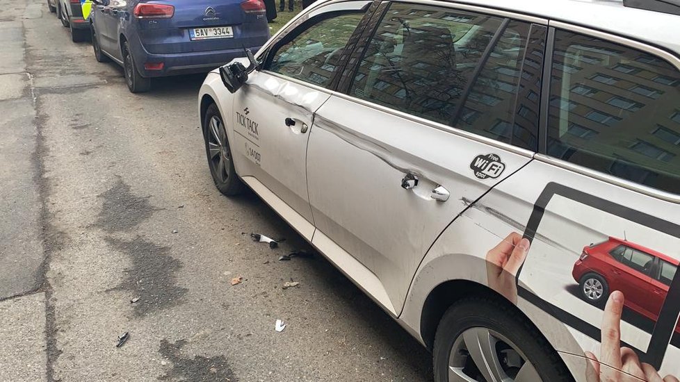 Řidič v Krči naboural 13 aut.