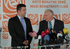 Petr Krčál (ČSSD) jako ministr práce skončil. Šéf ČSSD Jan Hamáček ho doprovodil na poslední tiskovce (17. 7. 2018)