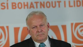 Petr Krčál (ČSSD) jako ministr práce skončil. Šéf ČSSD Jan Hamáček ho doprovodil na poslední tiskovce (17. 7. 2018).