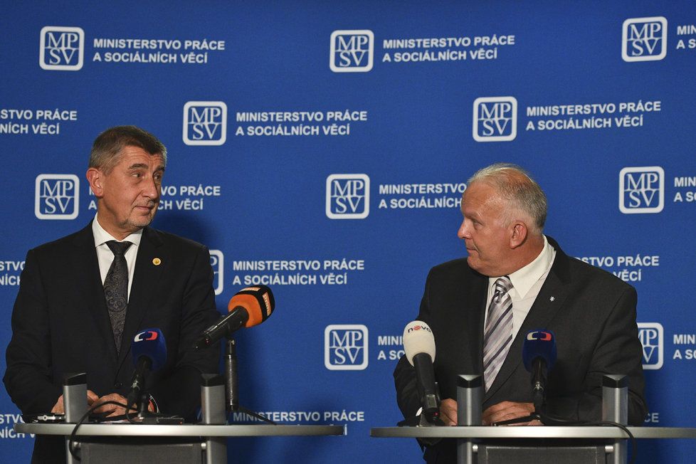 Premiér Andrej Babiš (vlevo) a tehdy ještě ministr práce a sociálních věcí Petr Krčál na tiskové konferenci uspořádané poté, co byl nový ministr uveden do úřadu 29. června v Praze.