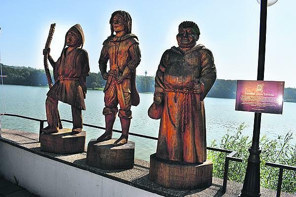 Krčmě jsou dodnes patrony Jašek, Trdlo a Mnich v podobě soch lapků (zleva).