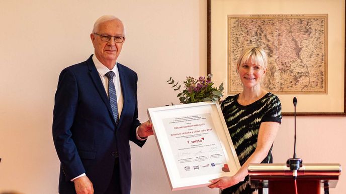 Vítězná učitelka Pavla Petráková s 1. místopředsedou Senátu Jiřím Drahošem Vítězná učitelka Pavla Petráková s 1. místopředsedou Senátu Jiřím Drahošem