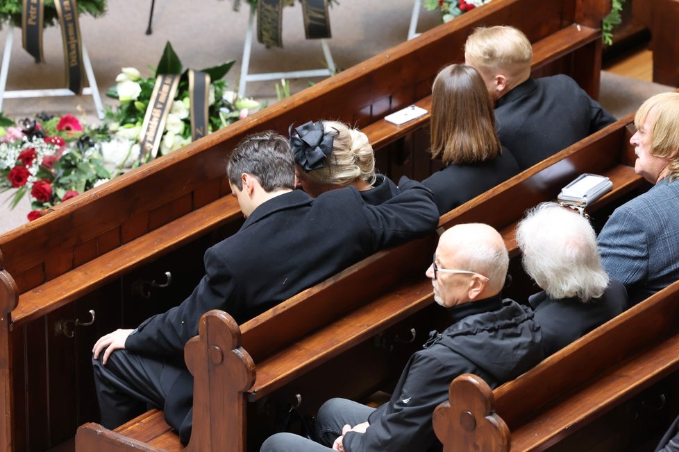 Truchlící rodina Eduarda Krečmara na pohřbu.