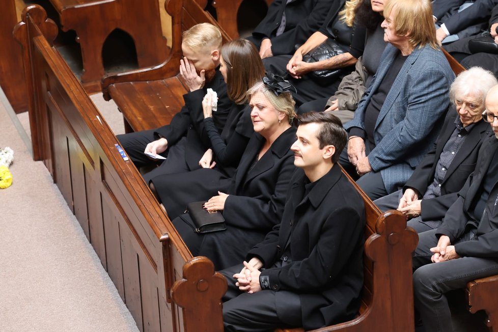 Truchlící rodina Eduarda Krečmara na pohřbu.