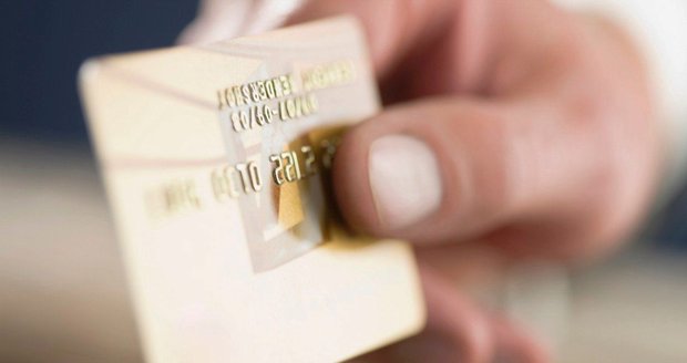 Půjčka skrytá v plastové kartičce: Jak zacházet s kreditkou, abyste nepřišli na mizinu? 