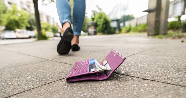 Žena (28) ztratila v Brně peněženku. Měla v ní přes 7 tisíc korun. Ilustrační foto