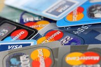 Abyste nevykrváceli na úrocích: Která „kreditka“ je výhodná?