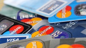 Abyste nevykrváceli na úrocích: Která „kreditka“ je výhodná?