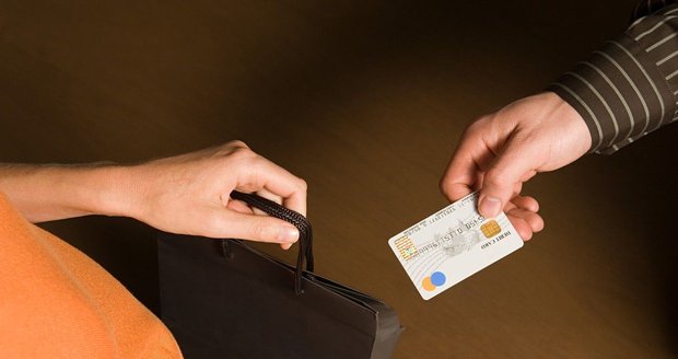 Novinky v platbě kartou: Kdo nemá chytrý telefon, bude si muset pamatovat další PIN