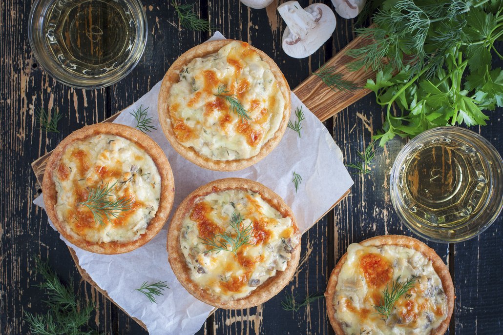 Nebojte se quiche naplnit třeba směsí ze smetanového sýru, žampionů a zbylého nasekaného masa z pečeného kuřete