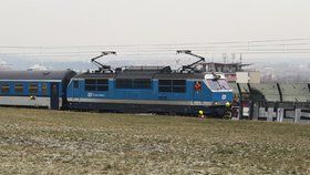 Na železnici pod Krejcárkem došlo ke střetu vlaku s chodcem.