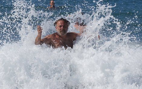 Upír coby Poseidon v Krétském moři.