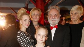 Václav Upír Krejčí s manželkou, dcerami a maminkou