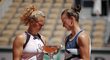 Deblové šampionky z French Open - Kateřina Siniaková (vlevo) a Barbora Krejčíková