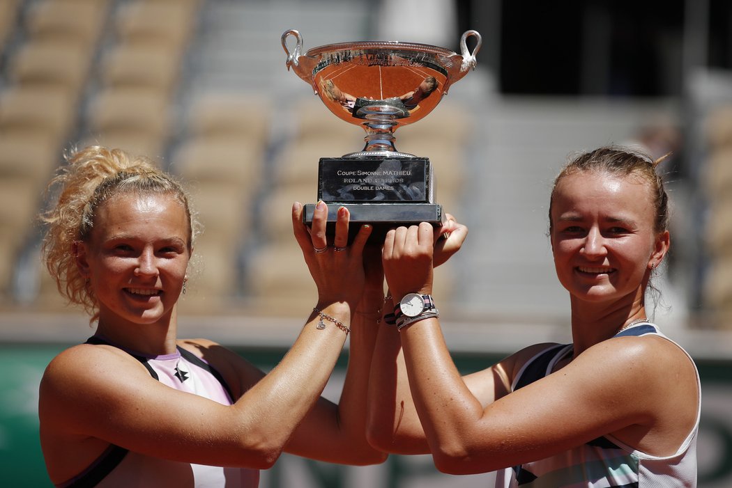 Deblové šampionky z French Open - Kateřina Siniaková (vlevo) a Barbora Krejčíková