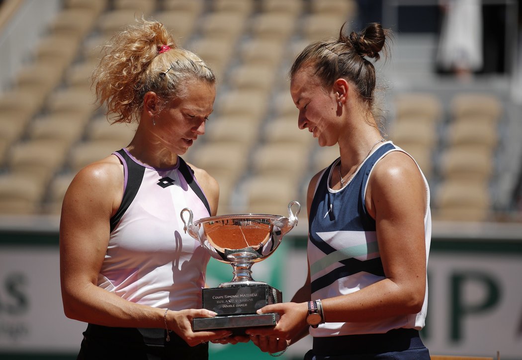 Deblové šampionky z French Open - Kateřina Siniaková (vlevo) a Barbora Krejčíková