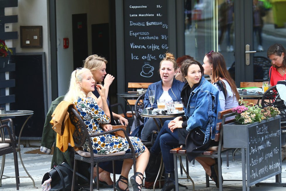 Těhotné Aneta Krejčíková a Kristýna Leichtová vyrazily na drink s Berenikou Kohoutovou a její matkou Irenou Obermannovou