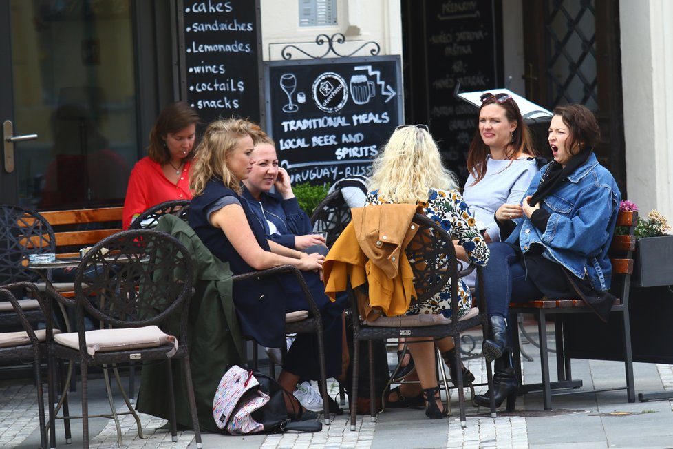 Těhotné Aneta Krejčíková a Kristýna Leichtová vyrazily na drink s Berenikou Kohoutovou a její matkou Irenou Obermannovou