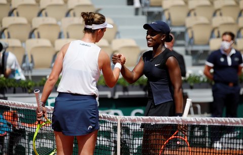 Barbora Krejčíková a Sloane Stephensová po jejich vzájemném zápase na Roland Garros