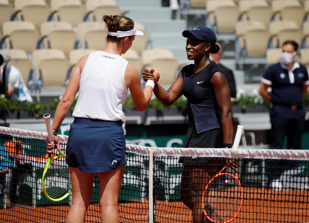 Barbora Krejčíková a Sloane Stephensová po jejich vzájemném zápase na Roland Garros