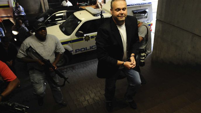 Krejčír přichází k soudu v Pretorii
