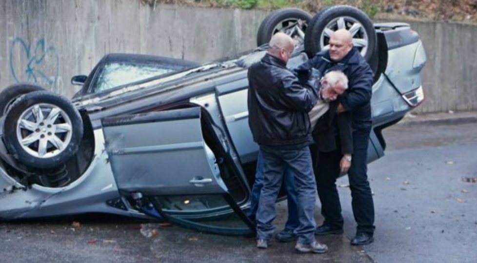 Zmlácený Hanzlík byl při natáčení filmu Gangster Ka fyzicky mučen.