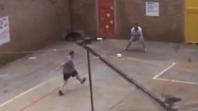 Krejčíř (kopající) a Pistorius hrají na vlastním vězeňském dvorku fotbal