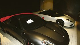 Vzadu Lamborghini Murciélago LP640 Roadster, zákl. cena: 6 milionů Kč, vepředu Ferrari F430 Spyder, zákl. cena: 4,7 milionu Kč