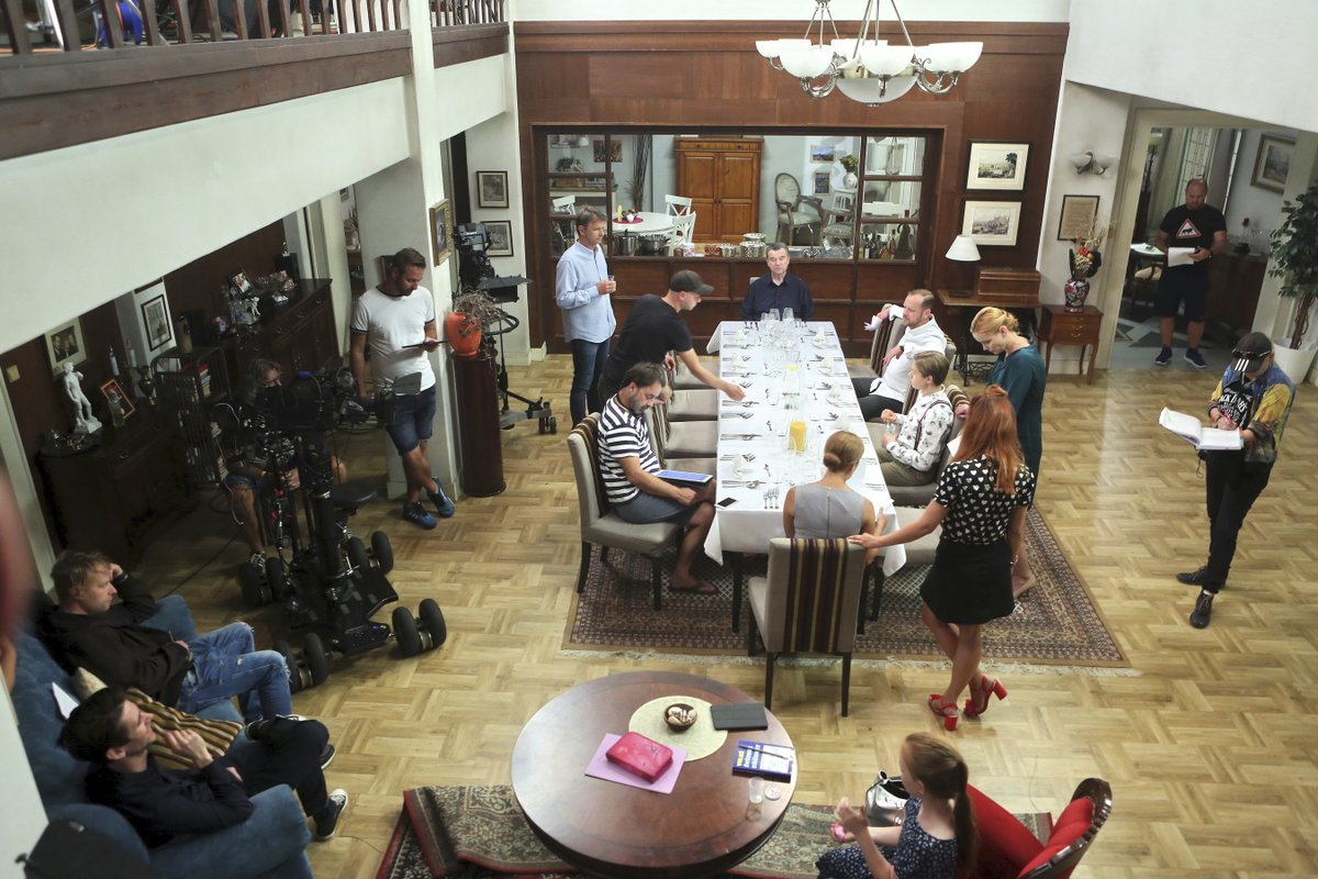 Židle se stolem jsou středobodem seriálového domu Postráneckého.