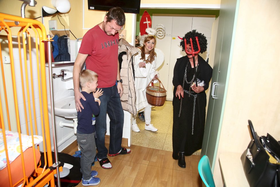 Herci ze seriálu Krejzovi navštívili děti v nemocnici převlečeni za čerta, Mikuláše a anděla.