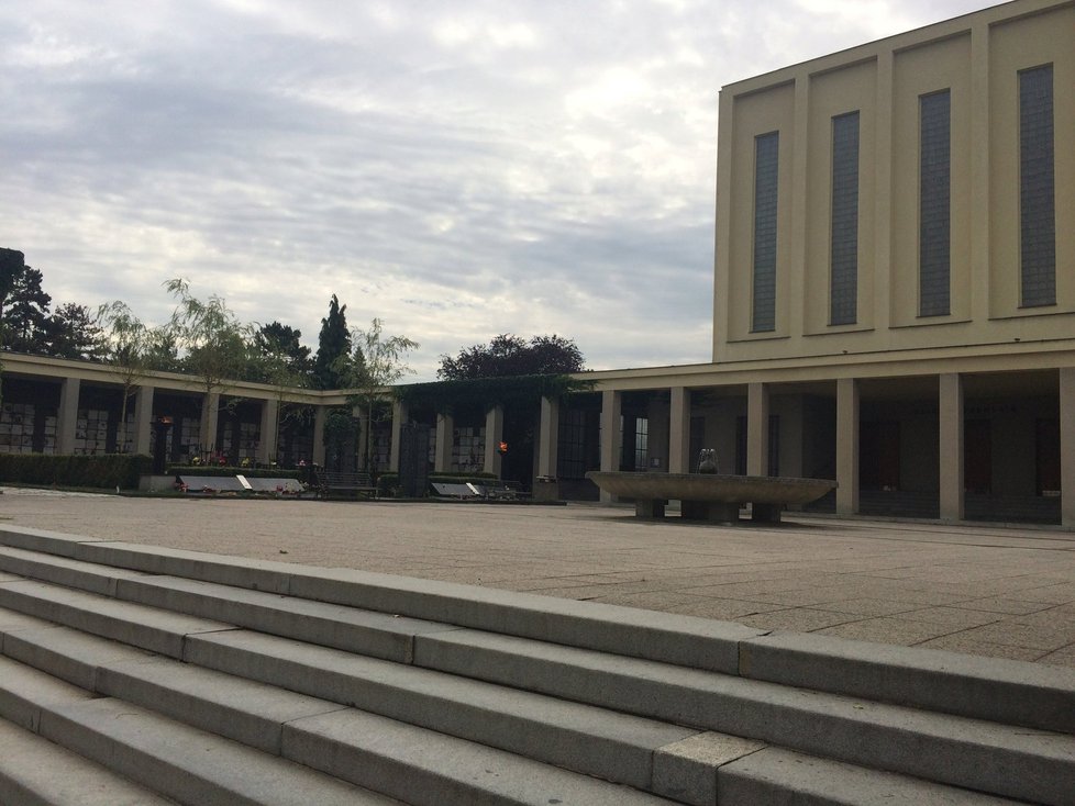 Krematorium Strašnice a jeho hřbitov.